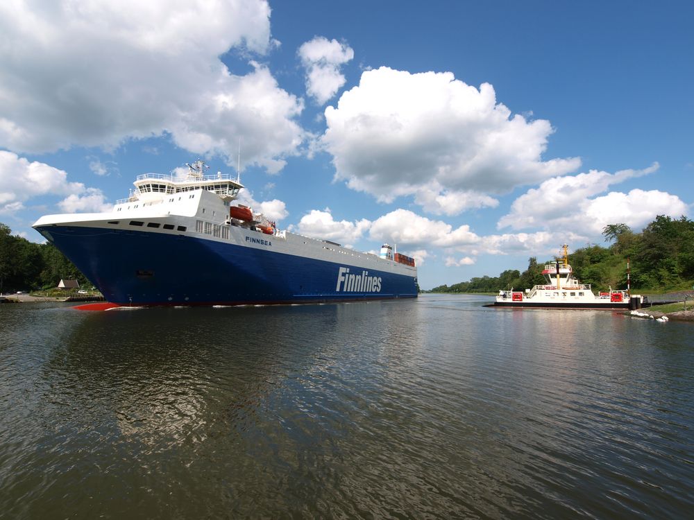 Das Frachtschiff FINNSEA passiert die Kanalfähre Quarnbek Landwehr