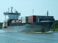 Das Frachtschiff OOCL NARVA auf dem Nord-Ostsee-Kanal