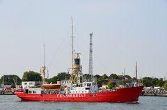 Das frühere Feuerschiff "Fehmanbelt" zur Hanse Sail 2013 auf dem Seekanal von Warnemünde