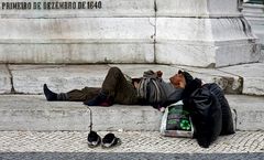 Das frühlingshafte, warme Wetter nutzt er aus am Praca dos Restaudore