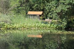 Das Gartenhaus mit neuem Dach.