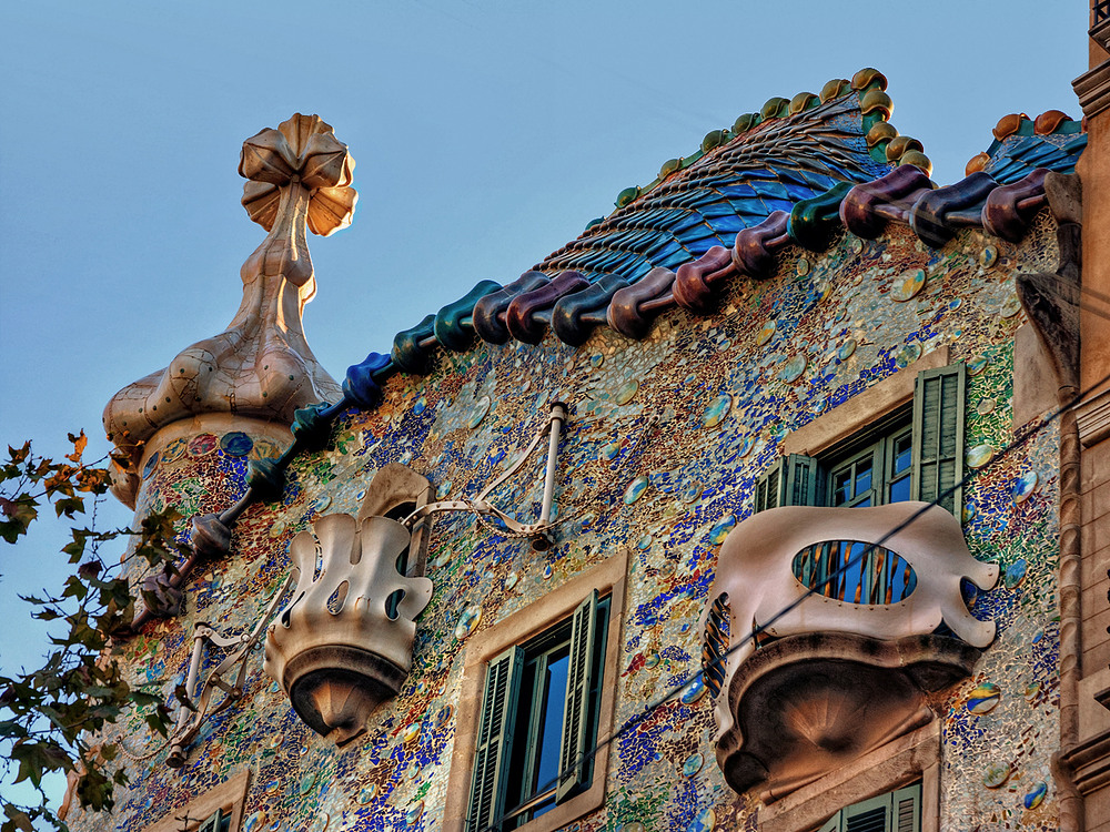 das Gaudi "Drachen.schuppen"dach