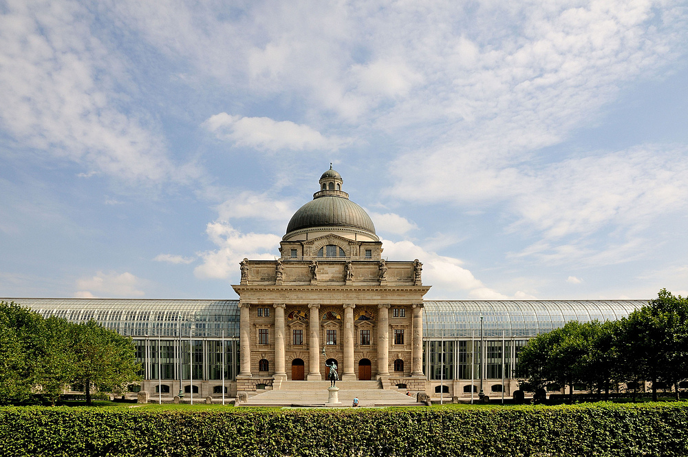 Das Gebäude der Bayerischen Staatskanzlei beeindruckt...