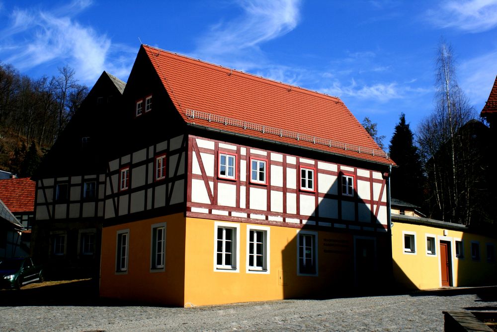 Das Gebäude der Tourist- Info in Hohnstein (Sächsische Schweiz)