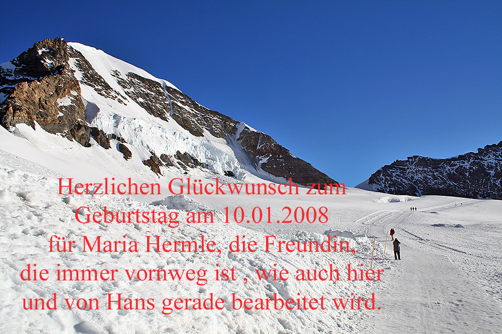 Das Geburtstagskind Maria Hermle vor dem Mönch auf dem Gletscher