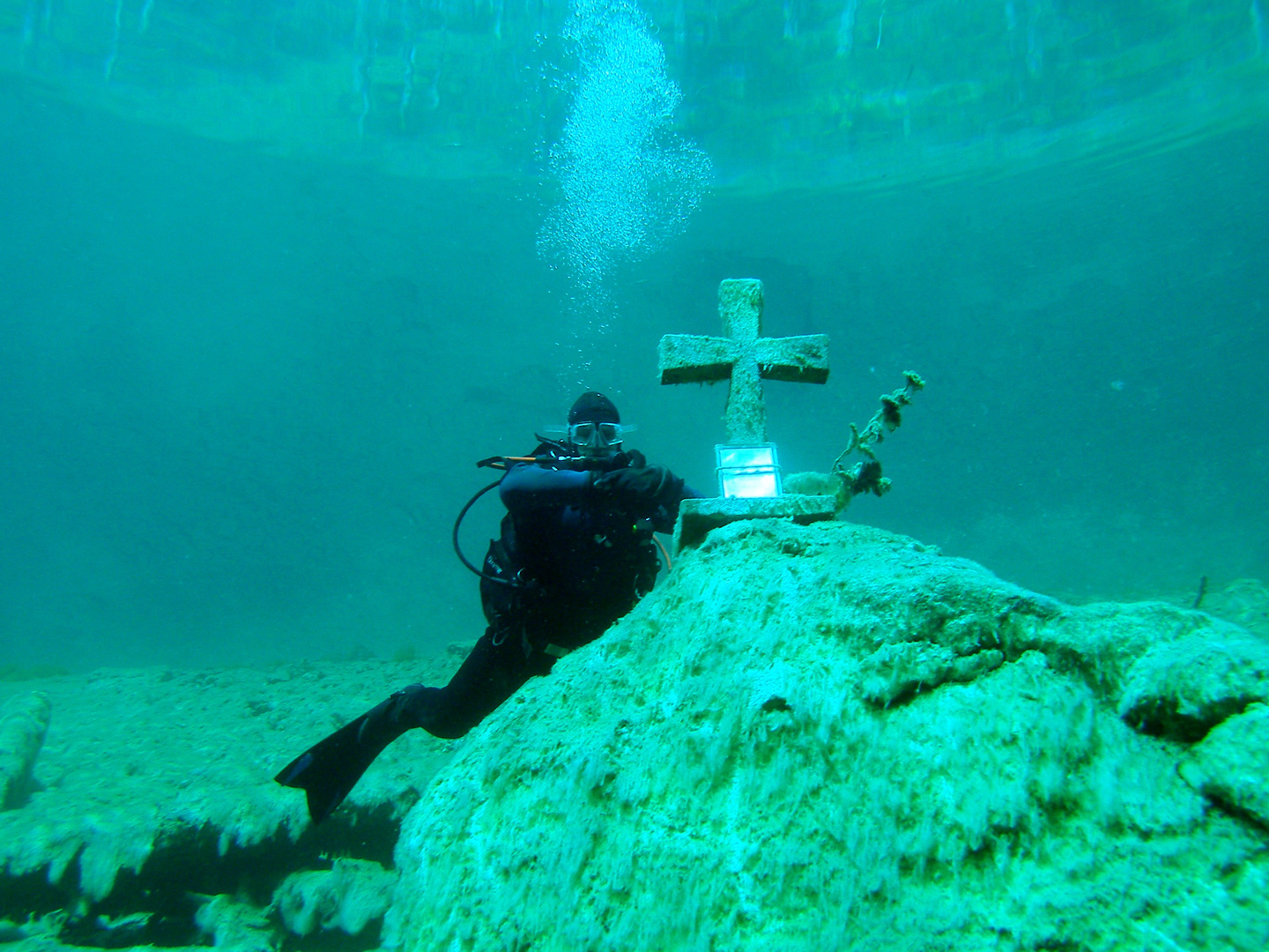 Das Gedenkkreuz im Samaranger See