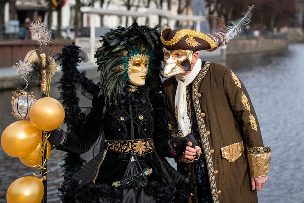 Das Geflüster der Masken