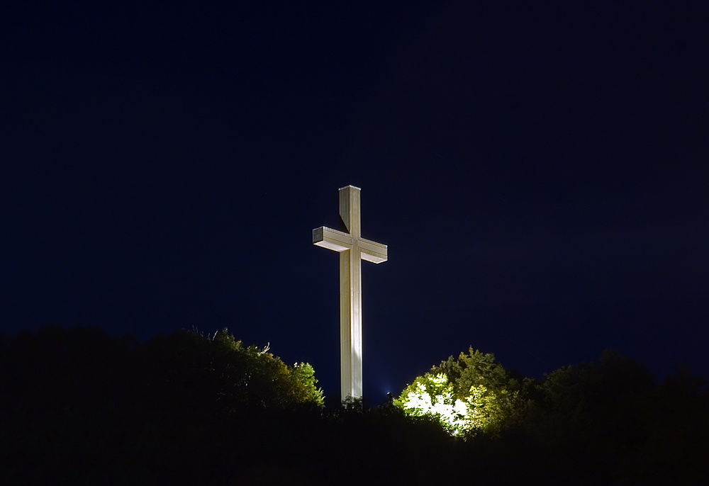 das Geislinger Ostlandkreuz in der Dämmerung