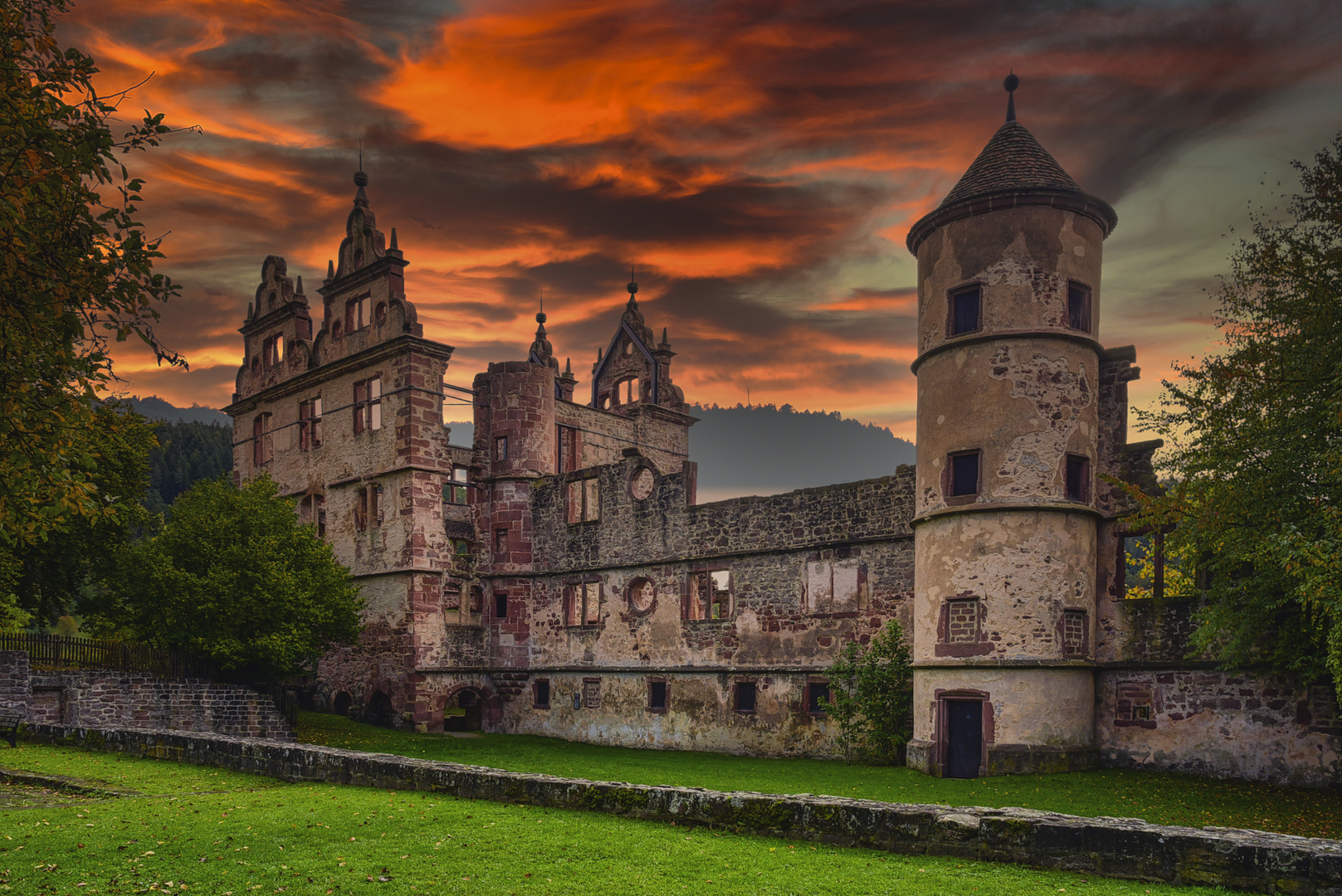 Das Geisterschloss im feurigen Himmel 