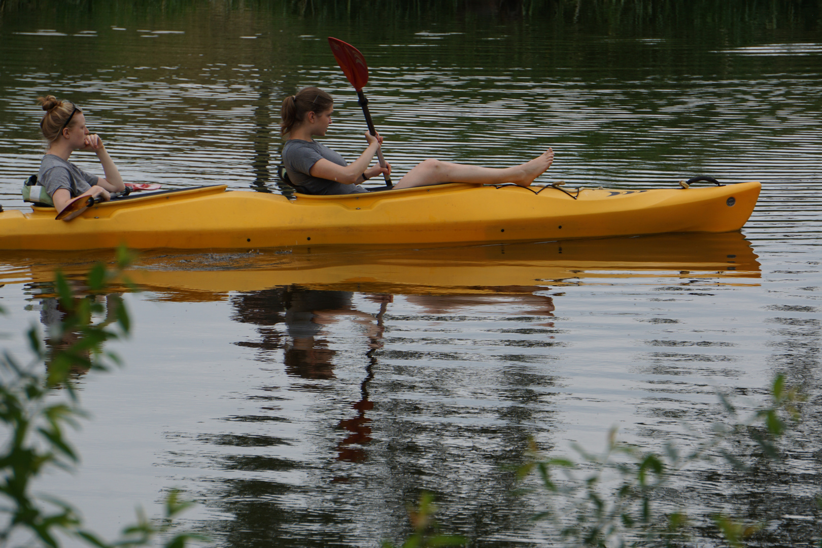 Das gelbe Boot, der Mann und die Paddlerinnen