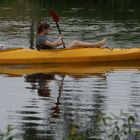 Das gelbe Boot, der Mann und die Paddlerinnen