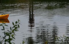 Das gelbe Boot und der Mann am Ufer