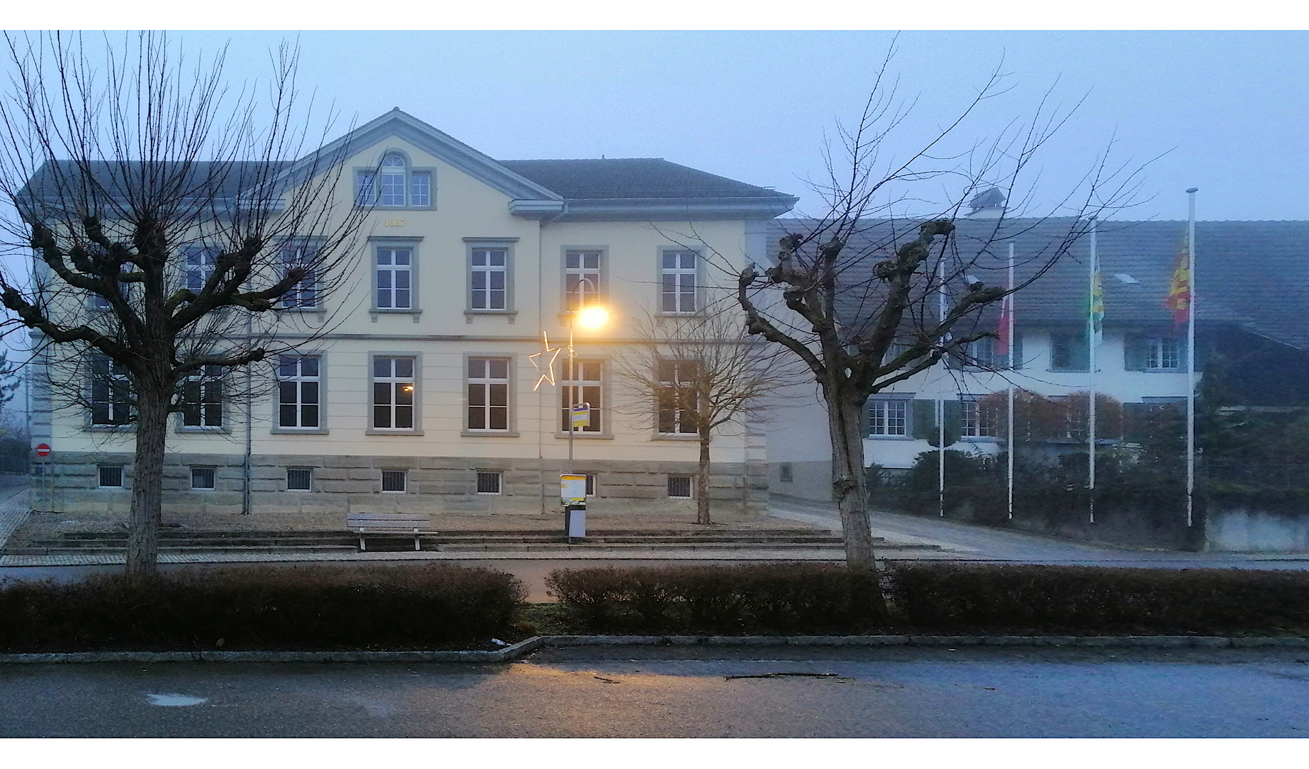 Das Gemeindehaus, vormals Primarschule, im Dezemberwetter