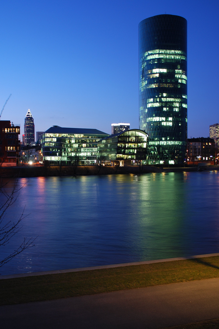 Das Gerippte (= Westhafen-Tower, Frankfurt/Main) zur blauen Stunde