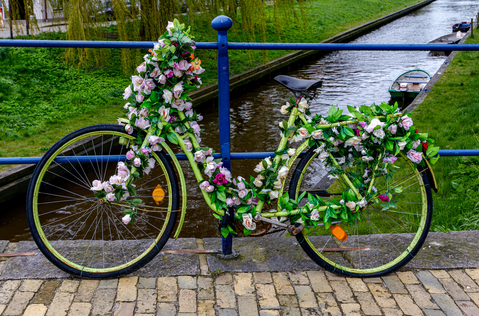 Das geschmückte Fahrrad an der Brücke.