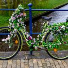 Das geschmückte Fahrrad an der Brücke.