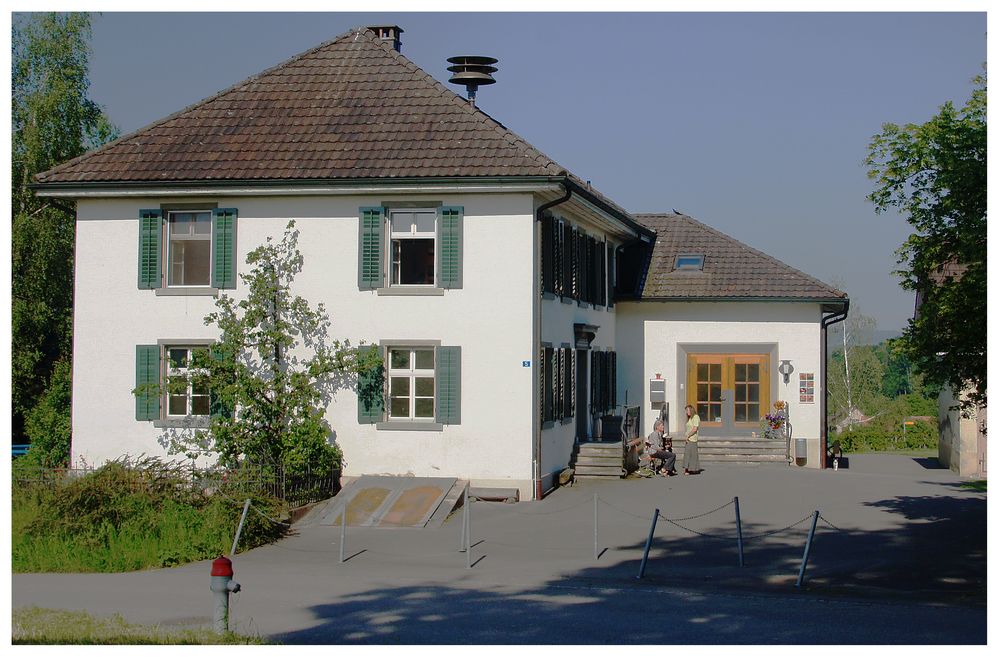 das Gespräch auf dem Dorf-Schulhausplatz