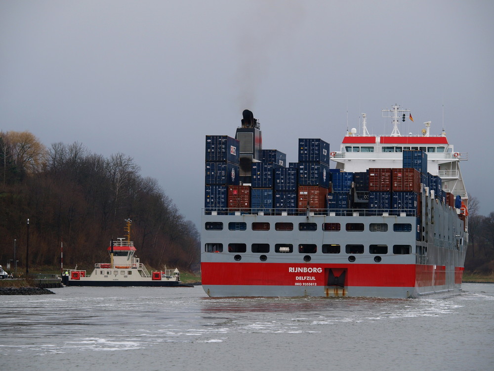 Das gewaltige Heck der RIJNBORG verschwindet in Richtung Kiel.