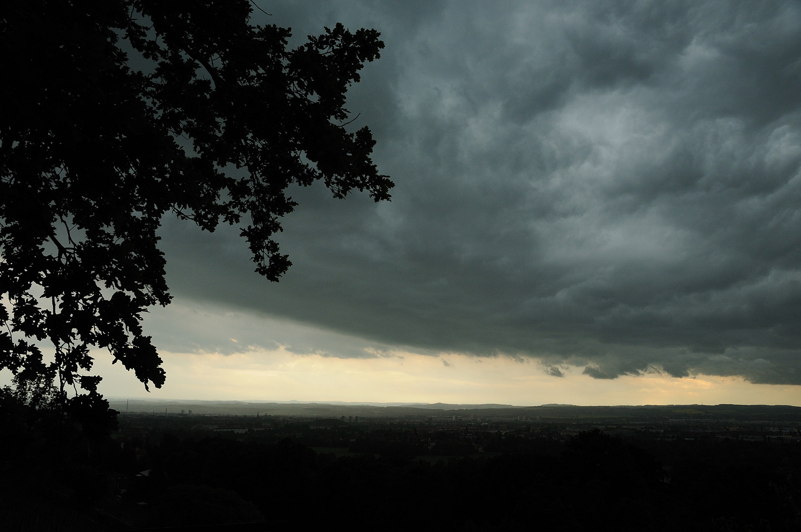 Das Gewitter liegt über der Stadt.