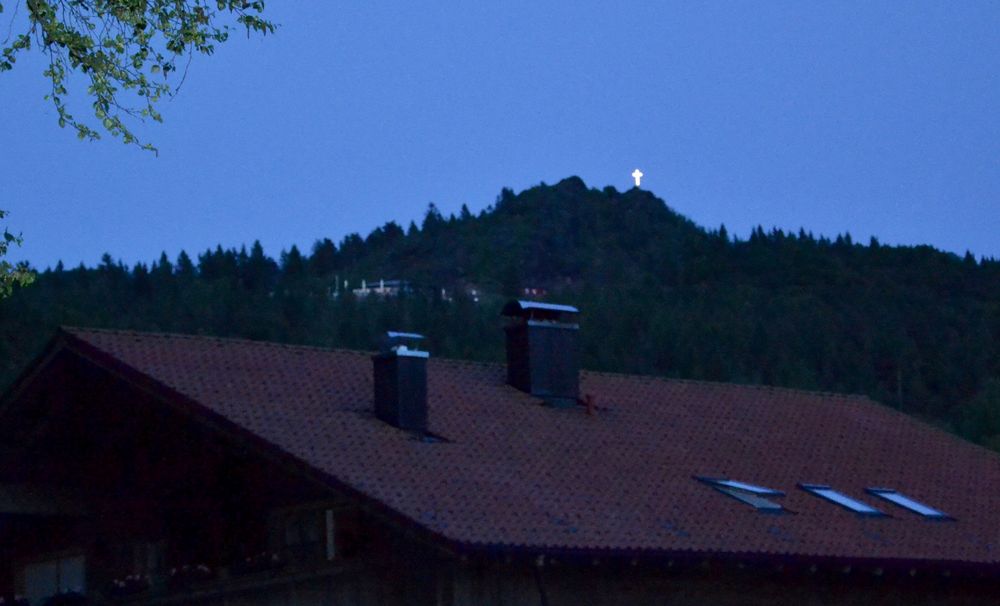 Das Gipfelkreuz auf dem Silberberg "brennt"