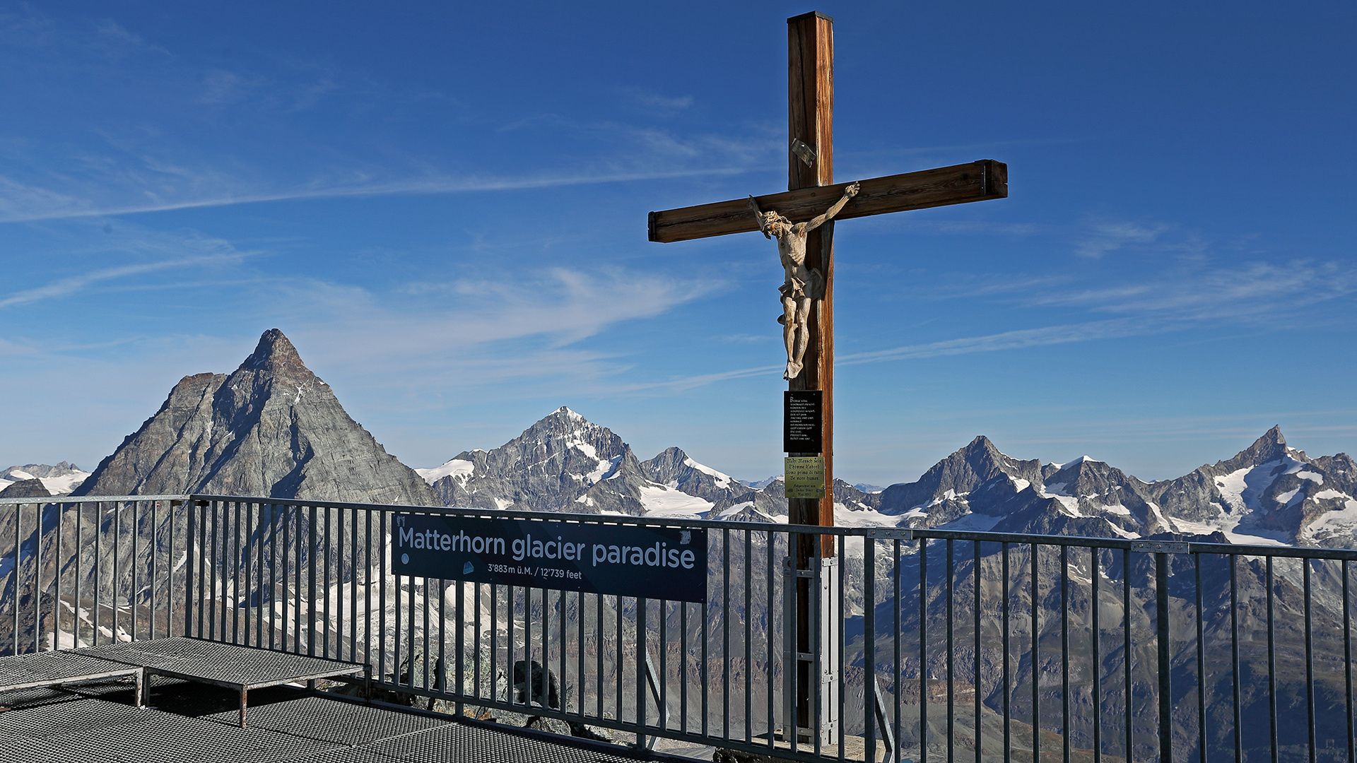 Das Gipfelkreuz auf einem Berg soll jeden zum "innehalten"  auffordern...