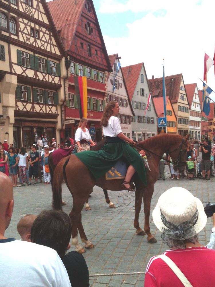 Das Glück dieser Erde sitzt auf dem Rücken der Pferde :))