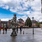 Das Glücksschwein unterm blauen Himmel