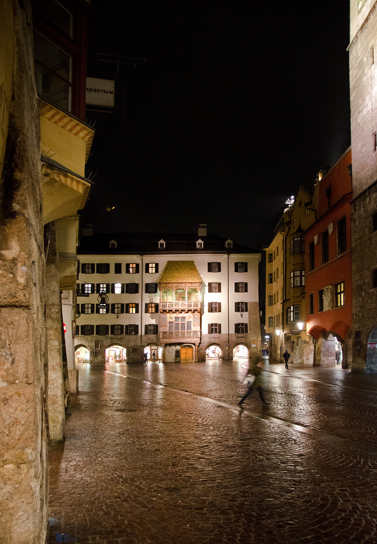 Das goldene Dachl in Innsbruck bei Nacht und Regen