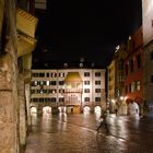 Das goldene Dachl in Innsbruck bei Nacht und Regen