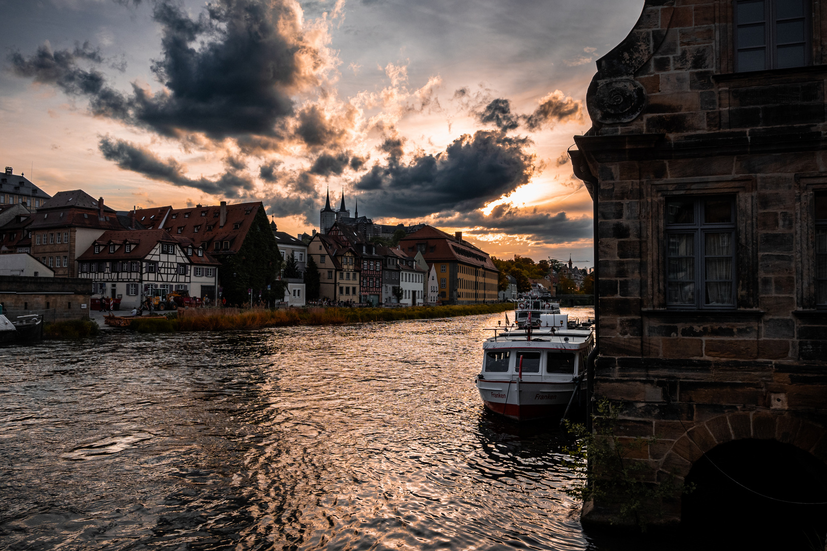 Das goldene Ende des Tages am Stadtufer