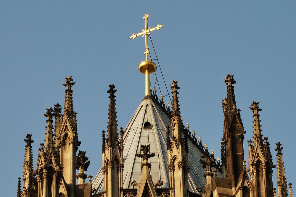 Das goldene Kreuz auf der den Türmen des Kölner Doms gegenüber liegenden Dachseite