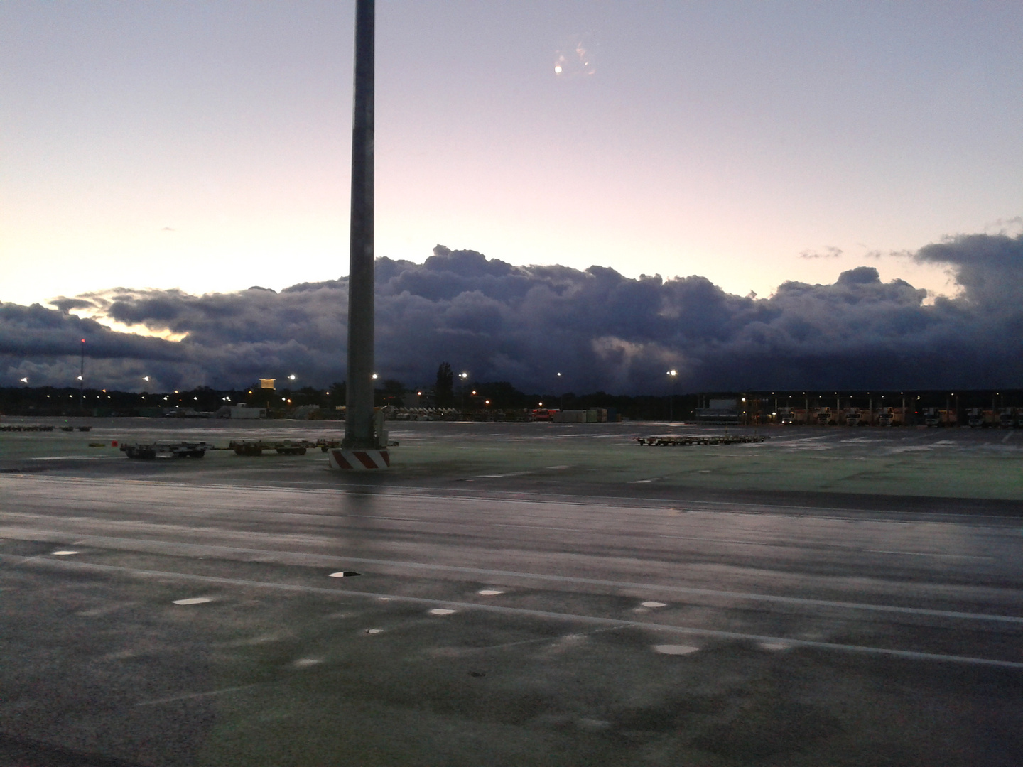 Das Grau des Morgens am Frankfurter Flughafen