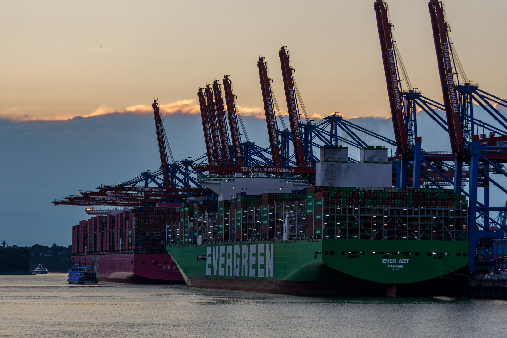 Das größte Containerschiff der Reederei "ONE" legt zum ersten Mal im Hamburger Hafen an