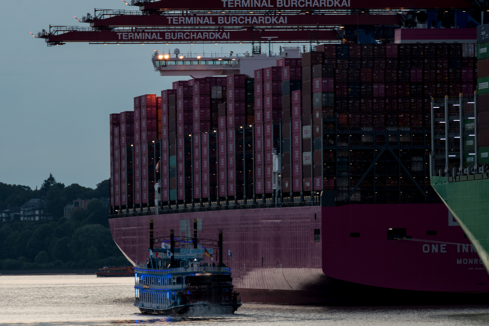 Das größte Containerschiff der Reederei "ONE" legt zum ersten Mal im Hamburger Hafen an