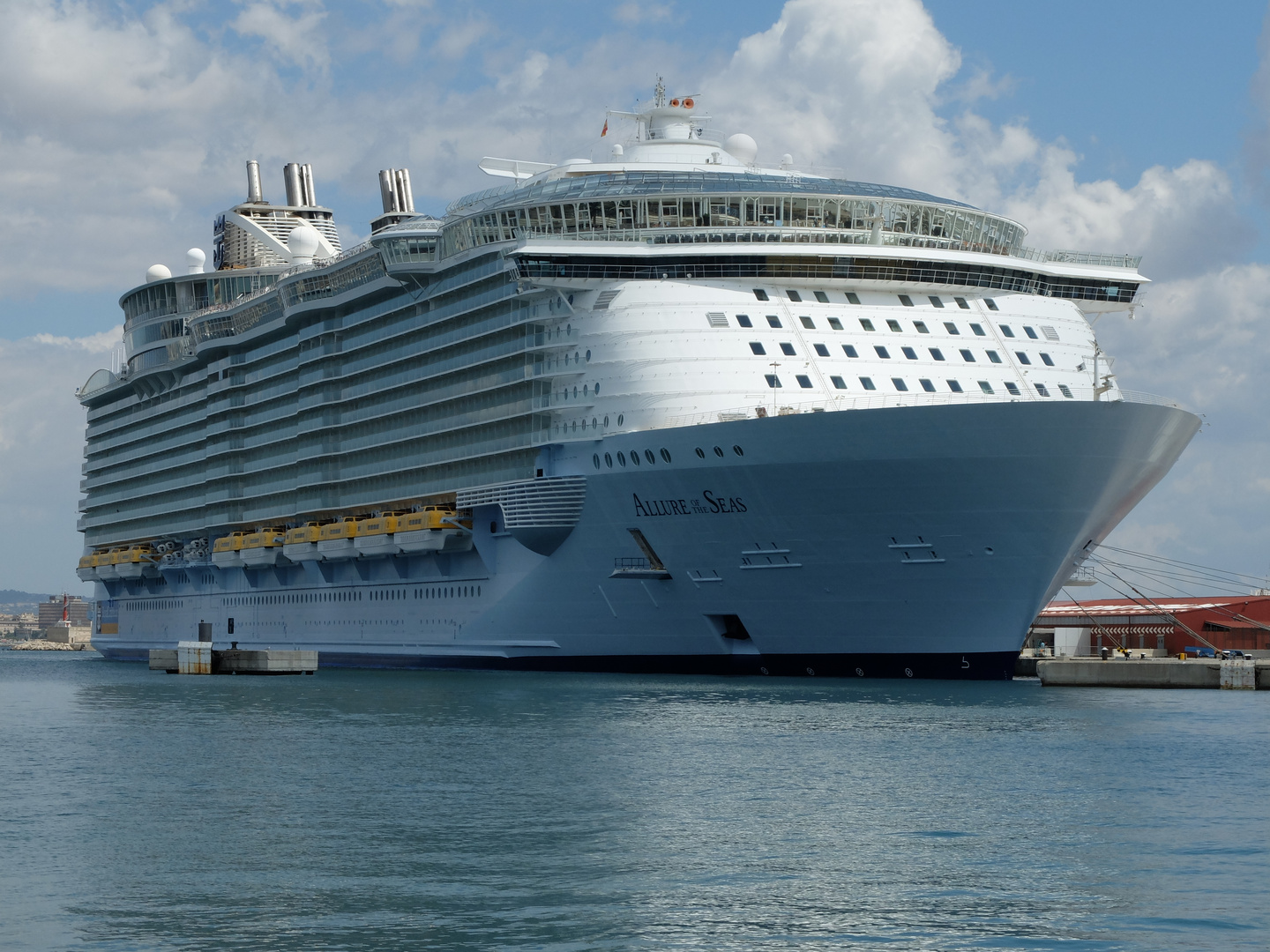 Das größte Kreuzfahrtschiff der Welt, die "Allure of the Seas"...