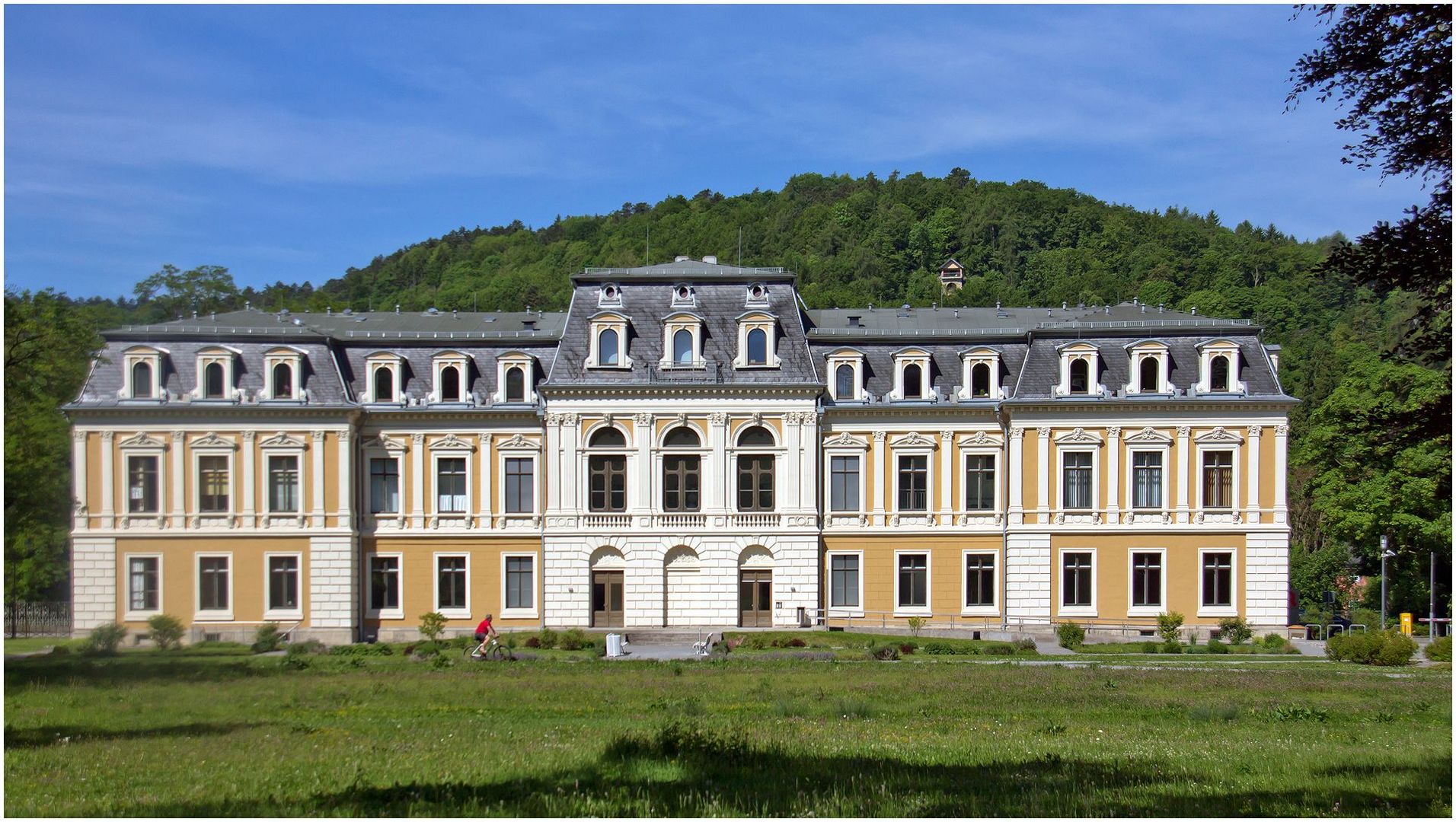 das große palais  in meiningen (1)...