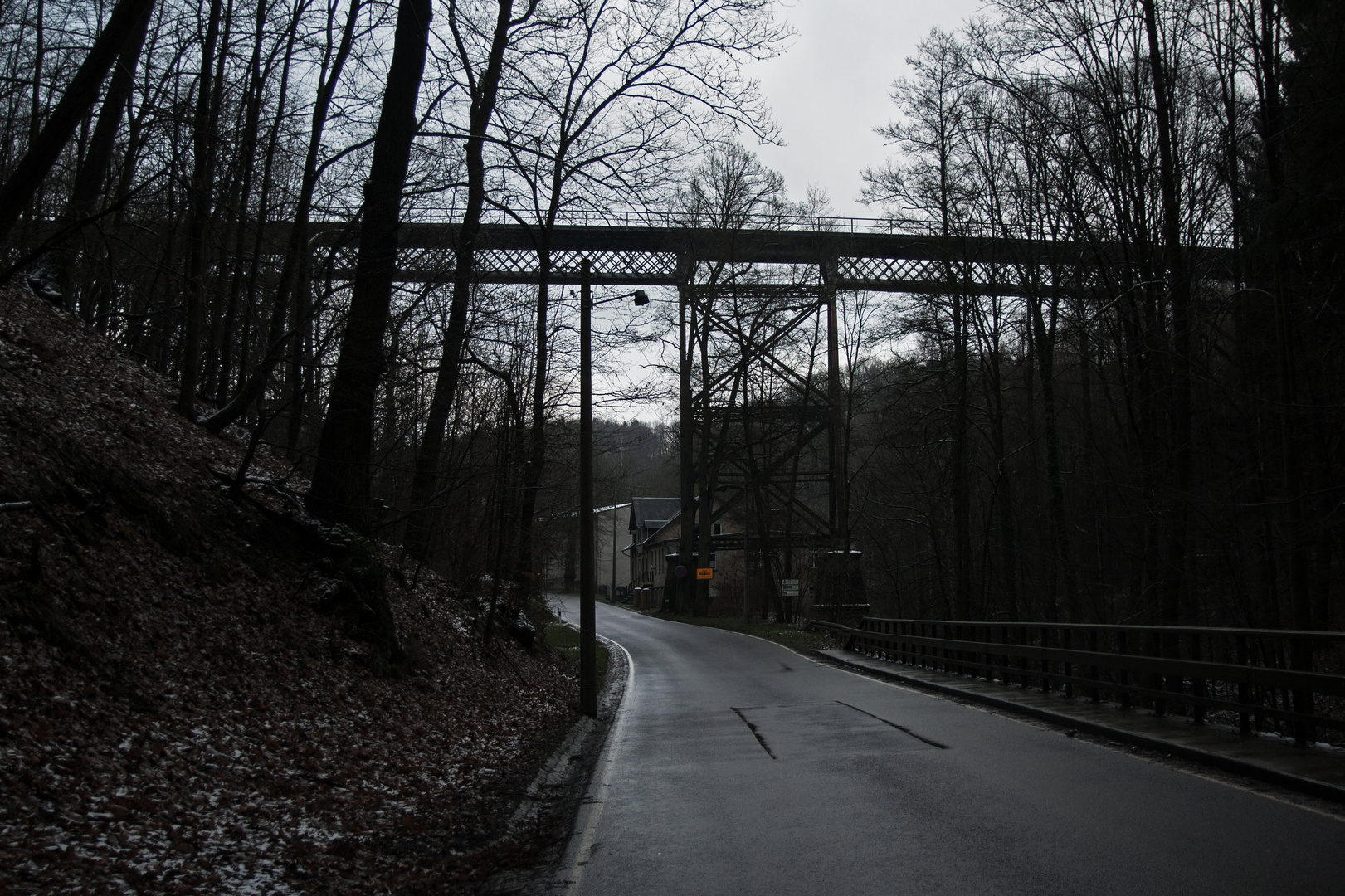Das große Stahlviadukt am Lindenhof .