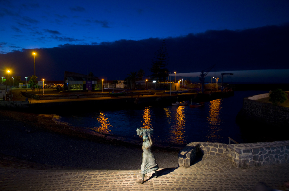 Das Hafenbecken bei Nacht