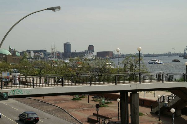 das Hafenbecken von Altona aus gesehen