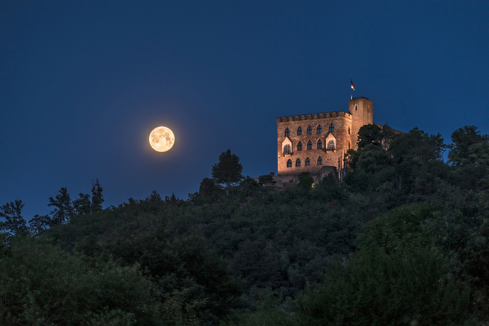 Das Hambacher Schloss und der Mond