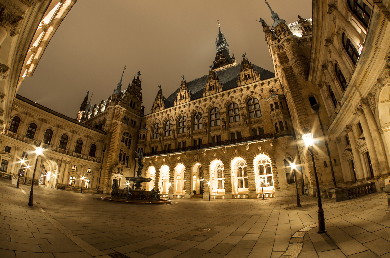 Das Hamburger Rathaus aus einer anderen Sicht.