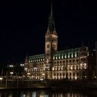Das Hamburger Rathaus bei Nacht