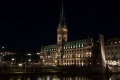 Das Hamburger Rathaus bei Nacht