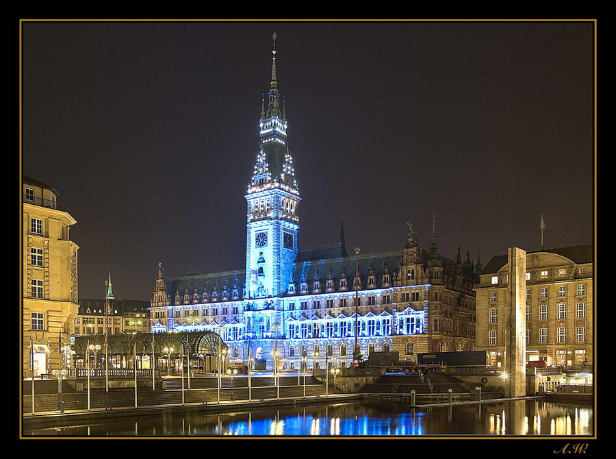 Das Hamburger Rathaus nachts