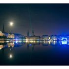 Das Hamburger Rathaus und Binnenalster mit Laser