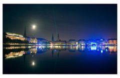 Das Hamburger Rathaus und Binnenalster mit Laser