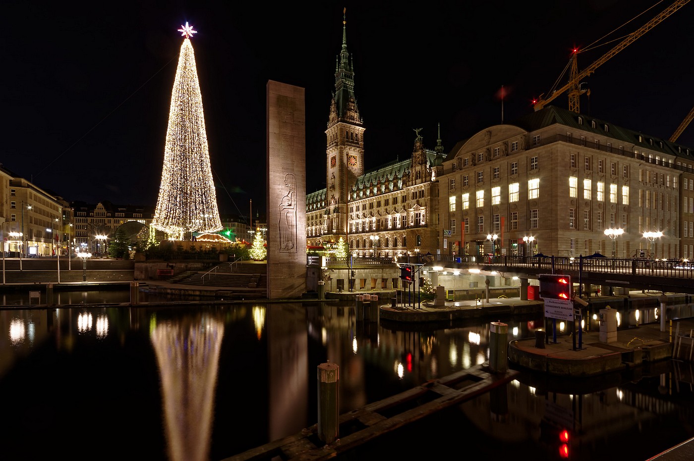 Das Hamburger Rathaus zur Weihnachtszeit