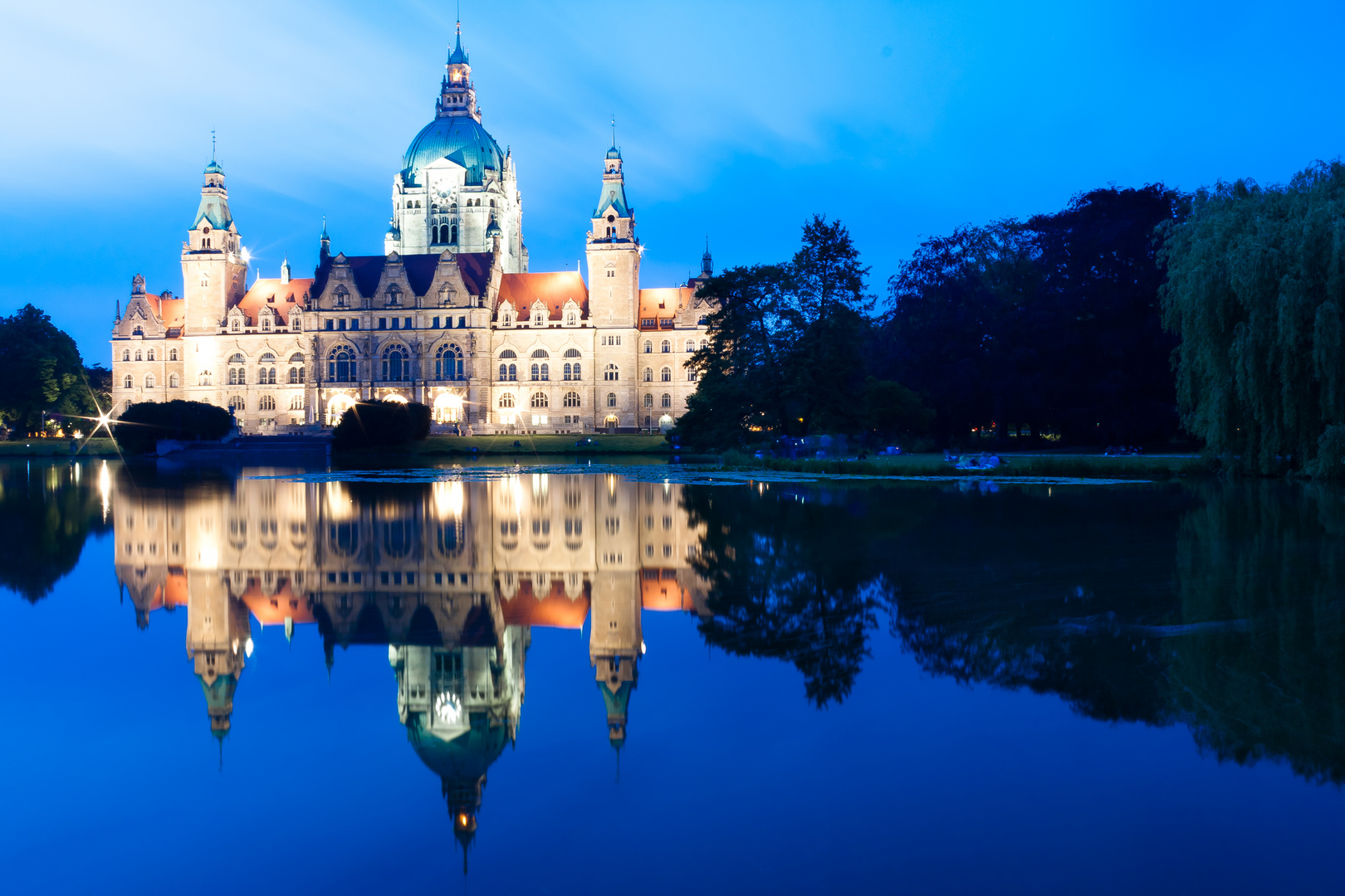 Das Hannoveraner Rathaus mit Maschteich