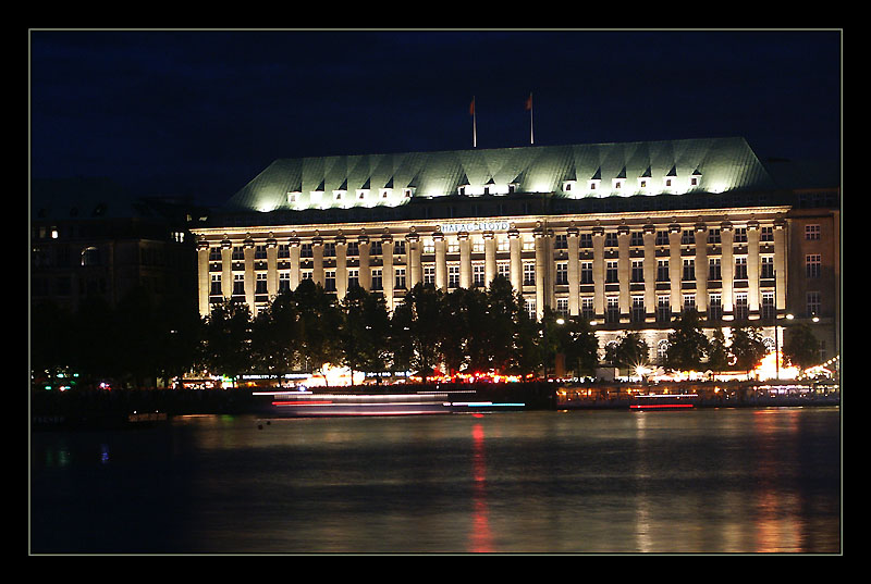 Das Hapag LLoyd Hauptquartier des Nachts.