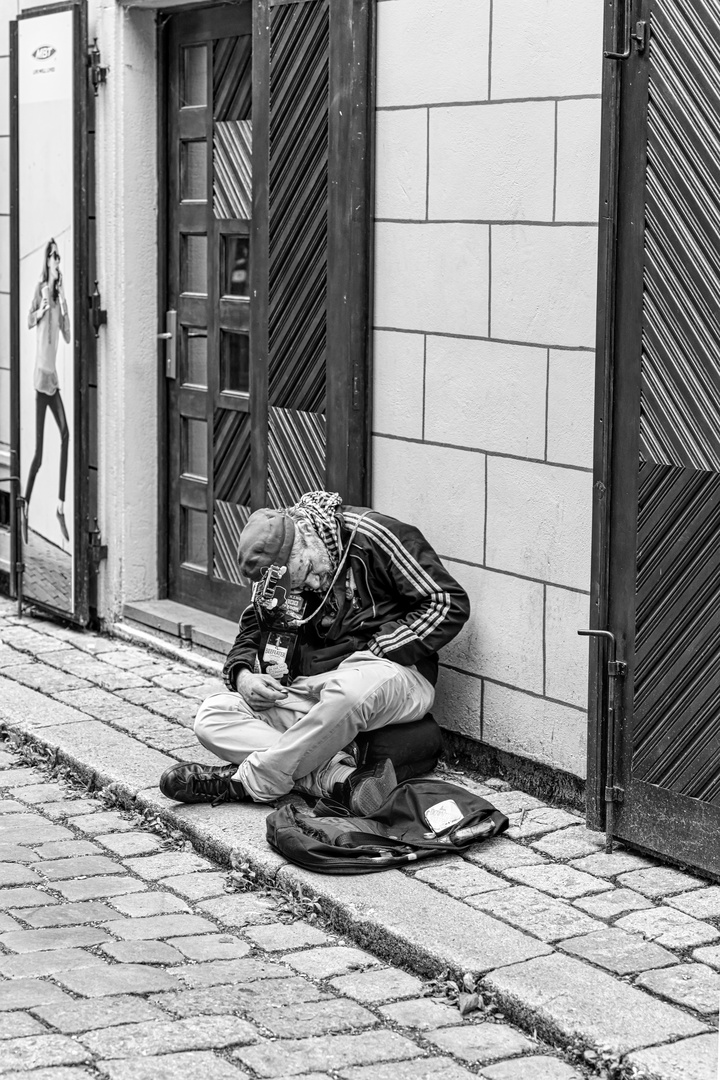 das harte Leben eines Strassenkünstlers